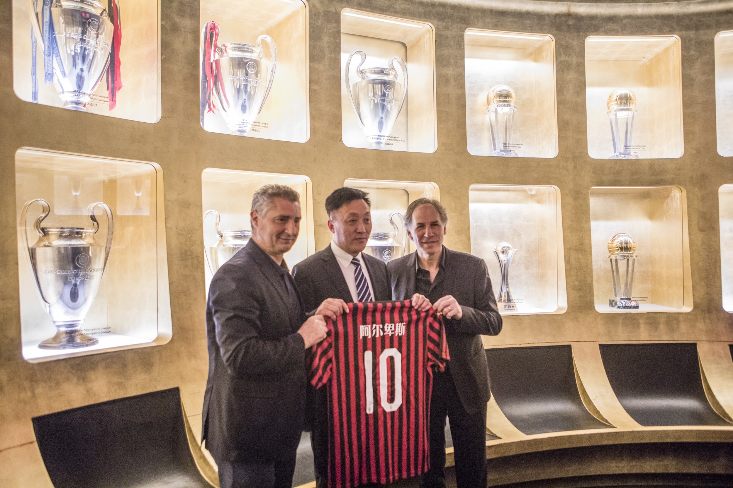 齐达内空降上海！回应 “齐玄宗” 标签，揭秘欧冠三连真相（齐达内现身上海，回应“齐玄宗”外号，解码欧冠三连背后的故事）