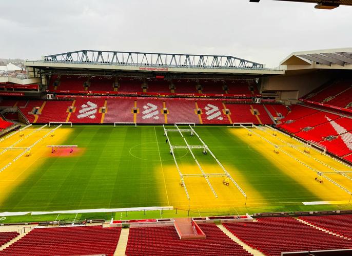 半场：巴萨2-1阿拉维斯，亚马尔破门+失良机，奥尔莫建功（半场战罢：巴萨2-1领先阿拉维斯，亚马尔破门并失良机，奥尔莫建功）