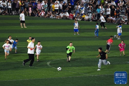 表现惊艳！伊力福拉提10中6贡献17分&半场上演精彩压哨（状态火爆！伊力福拉提10投6中砍下17分，半场奉上压哨好戏）