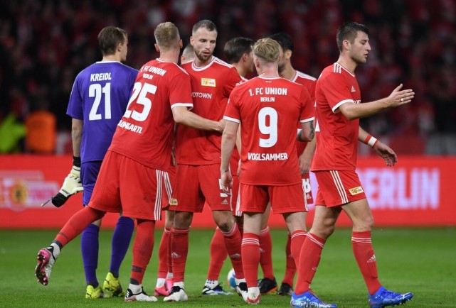 皇马近5场西甲1胜3平1负丢掉9分，从领先巴萨5分到落后4分（皇马近5轮西甲仅得6分：从领先巴萨5分到被反超4分）