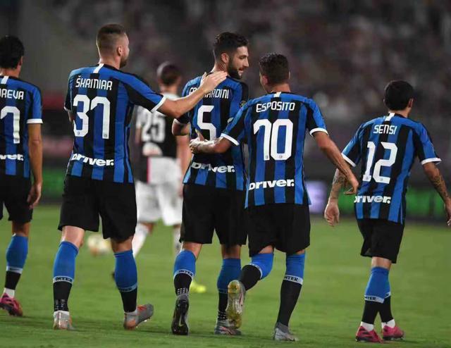 “目标是五块金牌！”深圳少年突遭截瘫一年后泳池夺金（深圳少年突遭截瘫一年后泳池夺金，立下五金目标）