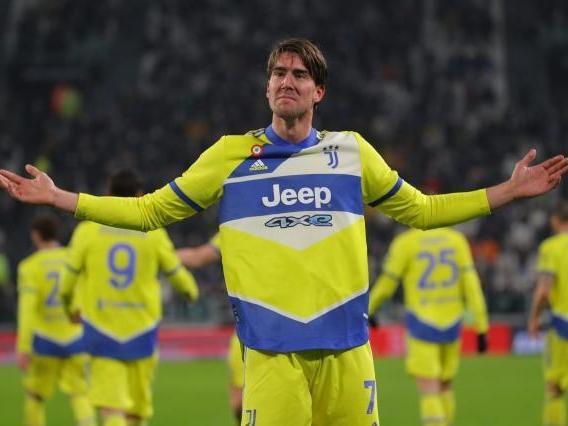 远在迈阿密心系罗马，托蒂和坎德拉用手机观看老东家焦点大战（托蒂与坎德拉身在迈阿密仍牵挂罗马，用手机观看老东家焦点之战）