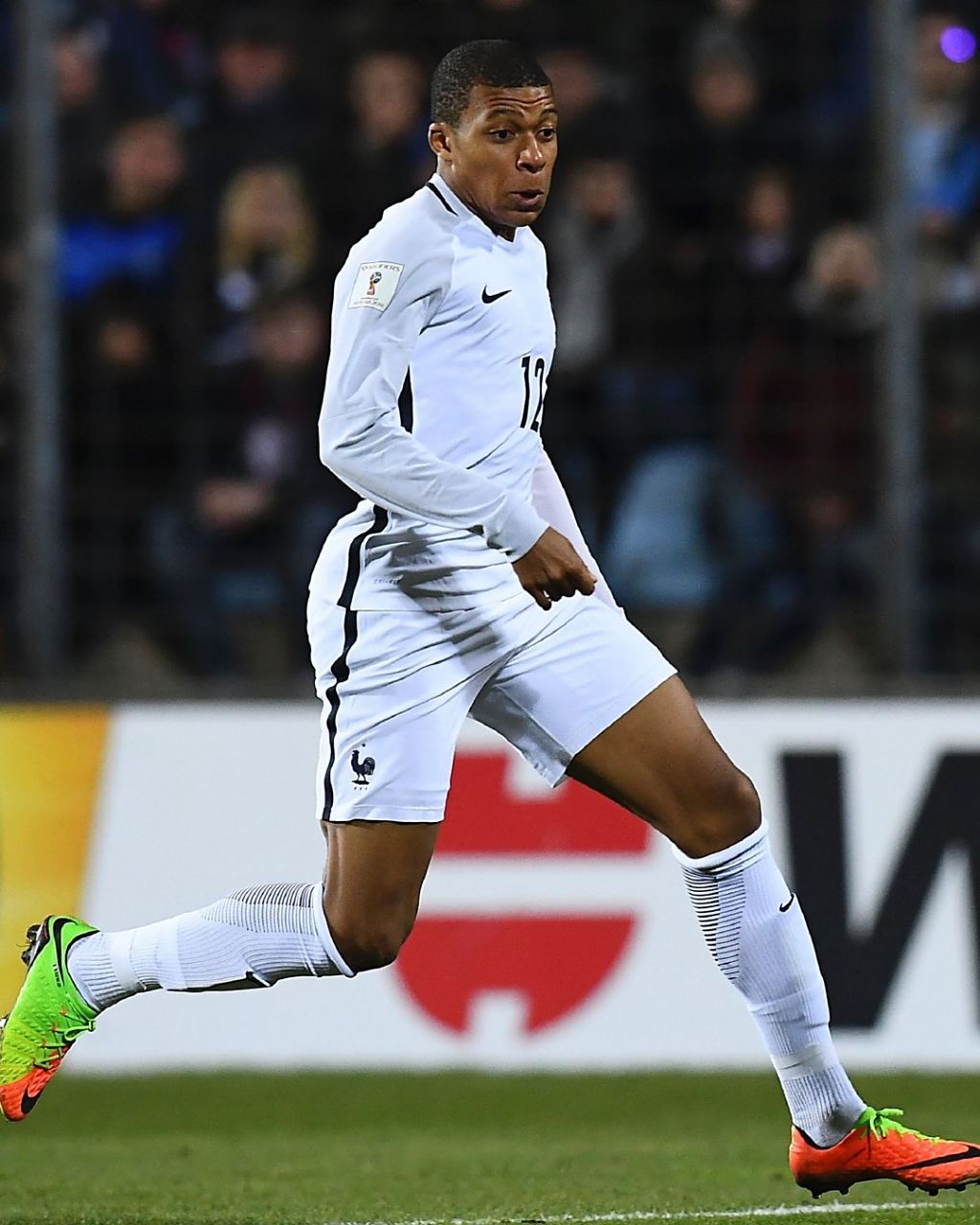 欧冠半场：詹姆斯助攻佩德罗破门，切尔西暂1-0亚特兰大（欧冠半场战报：詹姆斯送助攻佩德罗建功，切尔西1-0领先亚特兰大）